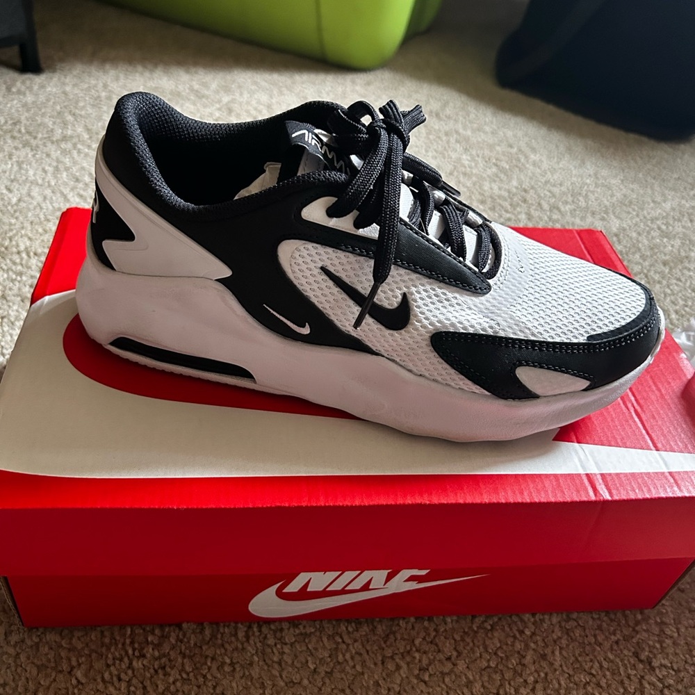 Nike women’s Black and White Air Max Sneakers